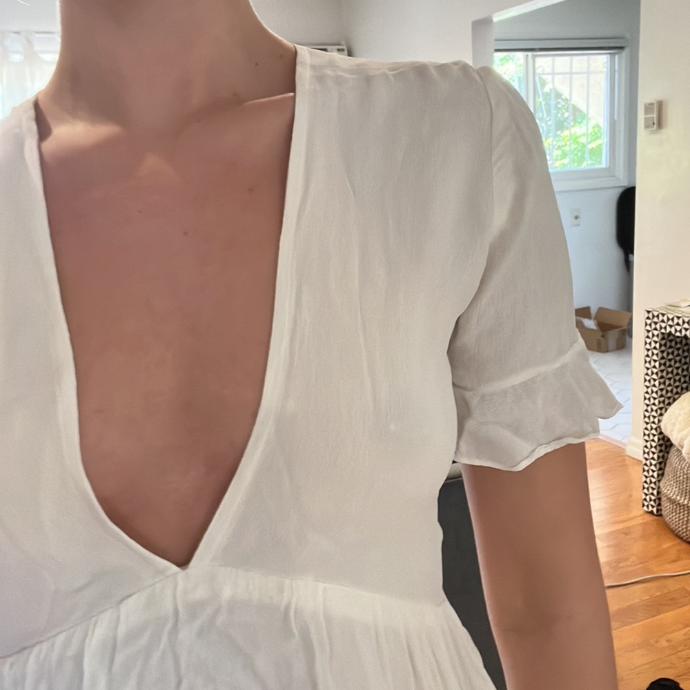 Deep V ruffle detail white dress. Size small - Picture 3 of 3